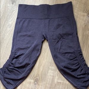 navy blue cropped lululemon leggings